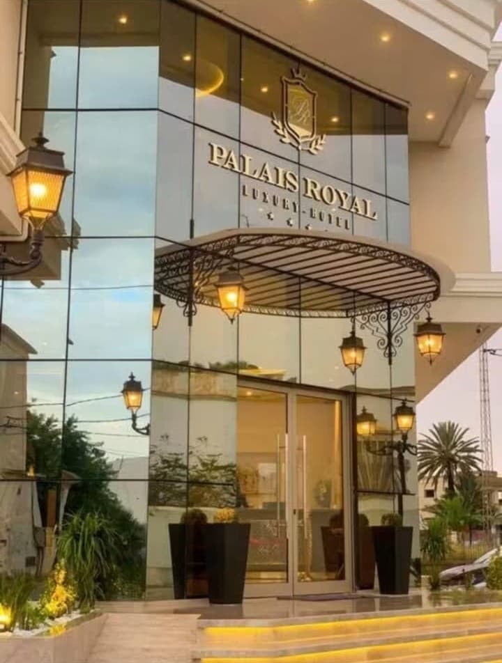 Entrée vitrée de l’Hôtel Palais Royale avec marquise en fer forgé