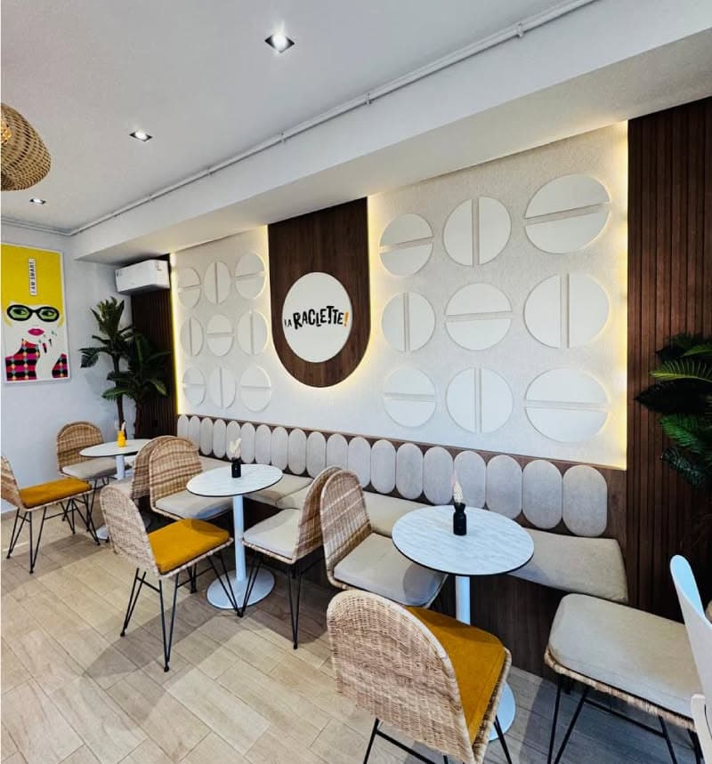 Banquette et mur identitaire du restaurant La Raclette