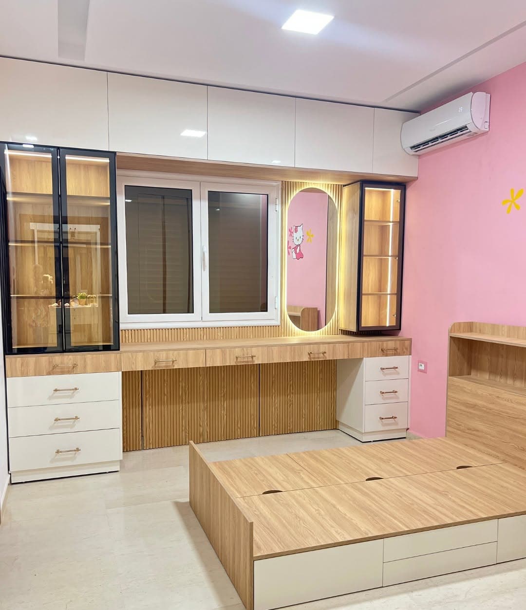 Chambre sur mesure avec lit coffre, bureau et vitrines éclairées