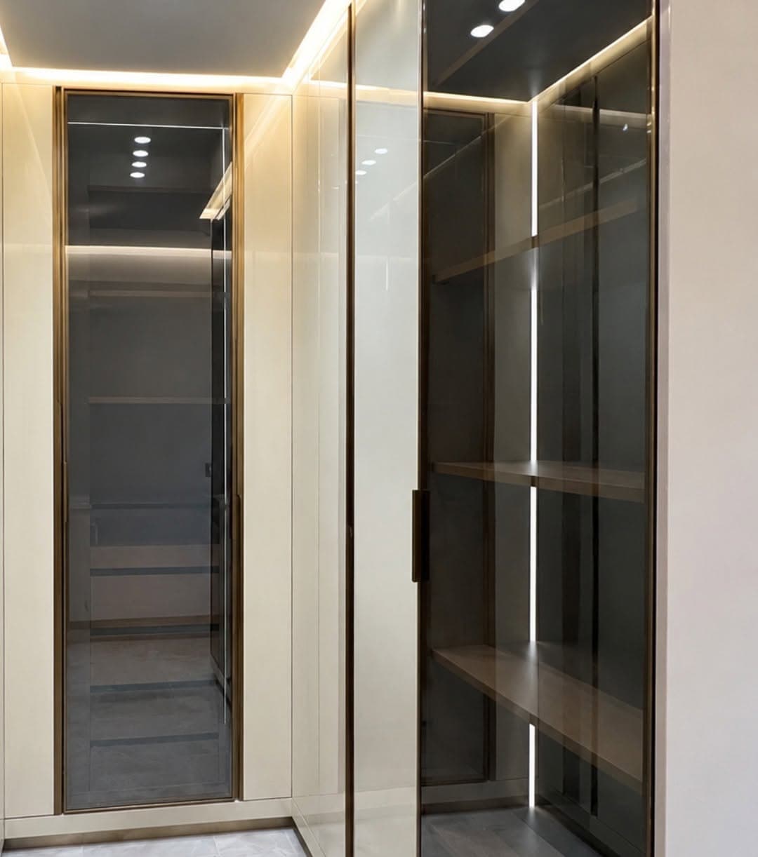 Dressing sur mesure aux portes vitrées fumées et à l’éclairage intégré